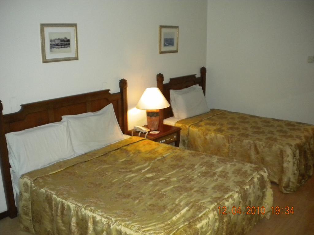 Regal Court Hotel Κουτσίνγκ Δωμάτιο φωτογραφία